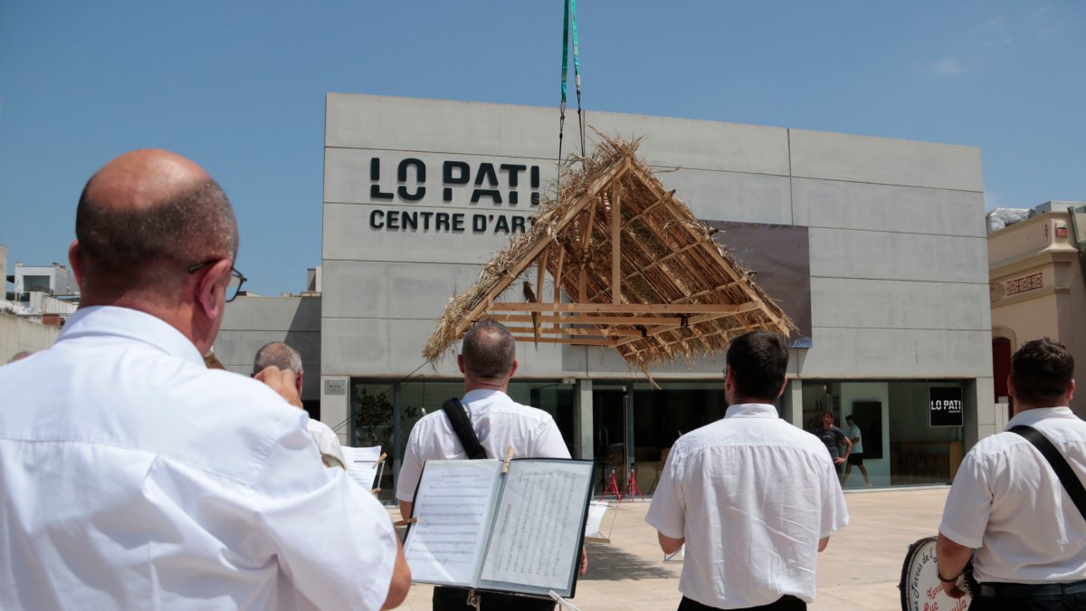 La Xaranga Suc d'Anguila, durant la intervenció amb l'obra 'Canyís', una acció que ha culminat el projecte Garba a Lo Pati d'Amposta