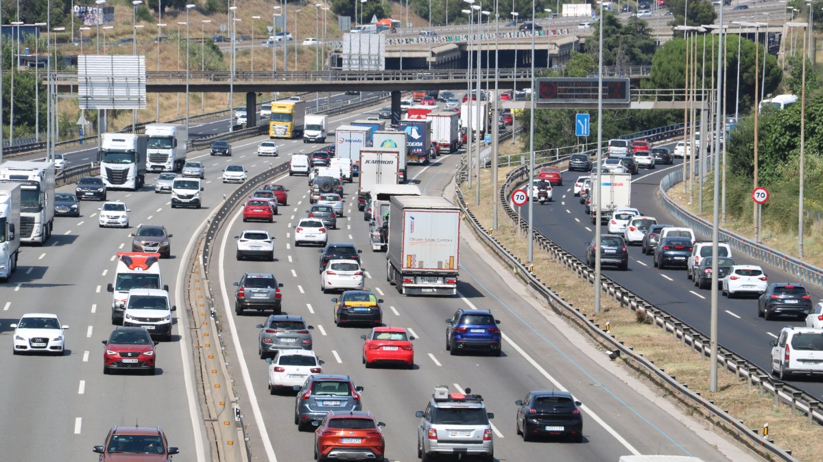 Trànsit dens a l'AP-7 al seu pas Bellaterra