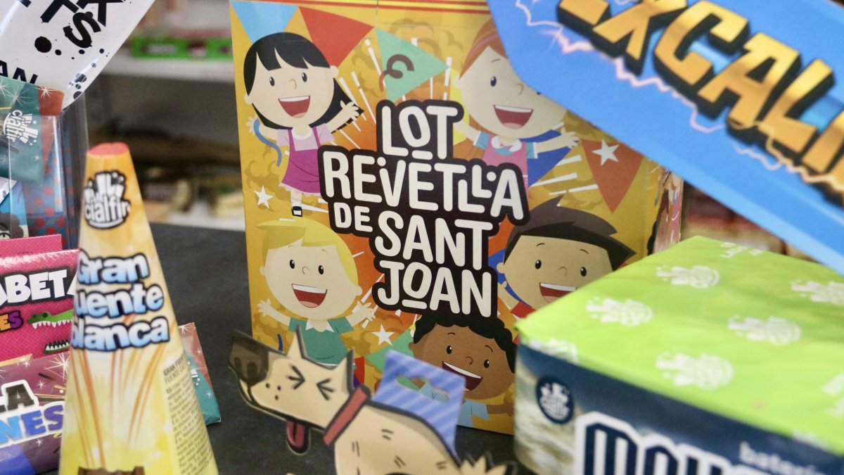 Diversos productes pirotècnics de baixa sonoritat en una botiga de petards la Traca