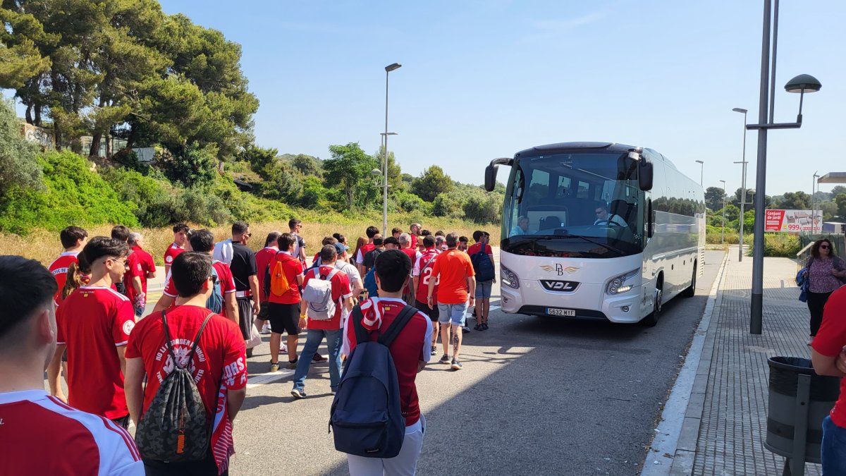 Imatge d'un dels busos amb els aficionats del Nàstic