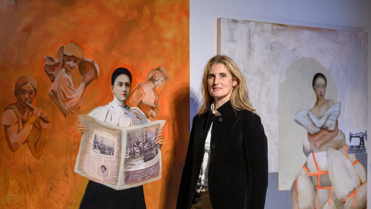 Adela Beltran Sancho amb dues de les peces exposades