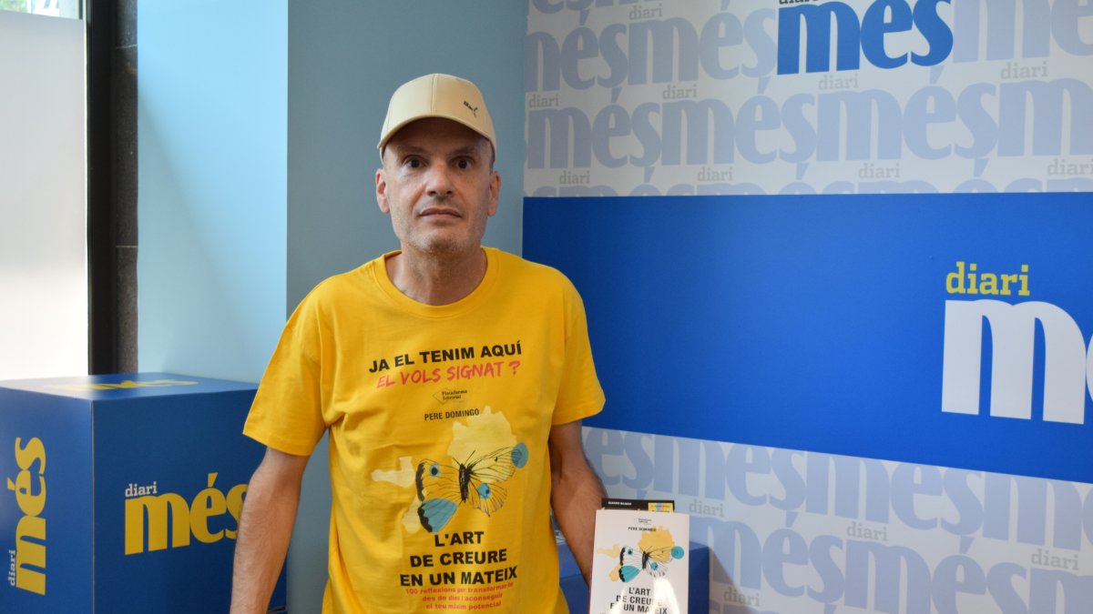 El autor riudomenc Pere Domingo Fornell con su primer libro, ‘El arte de creer en uno mismo’.