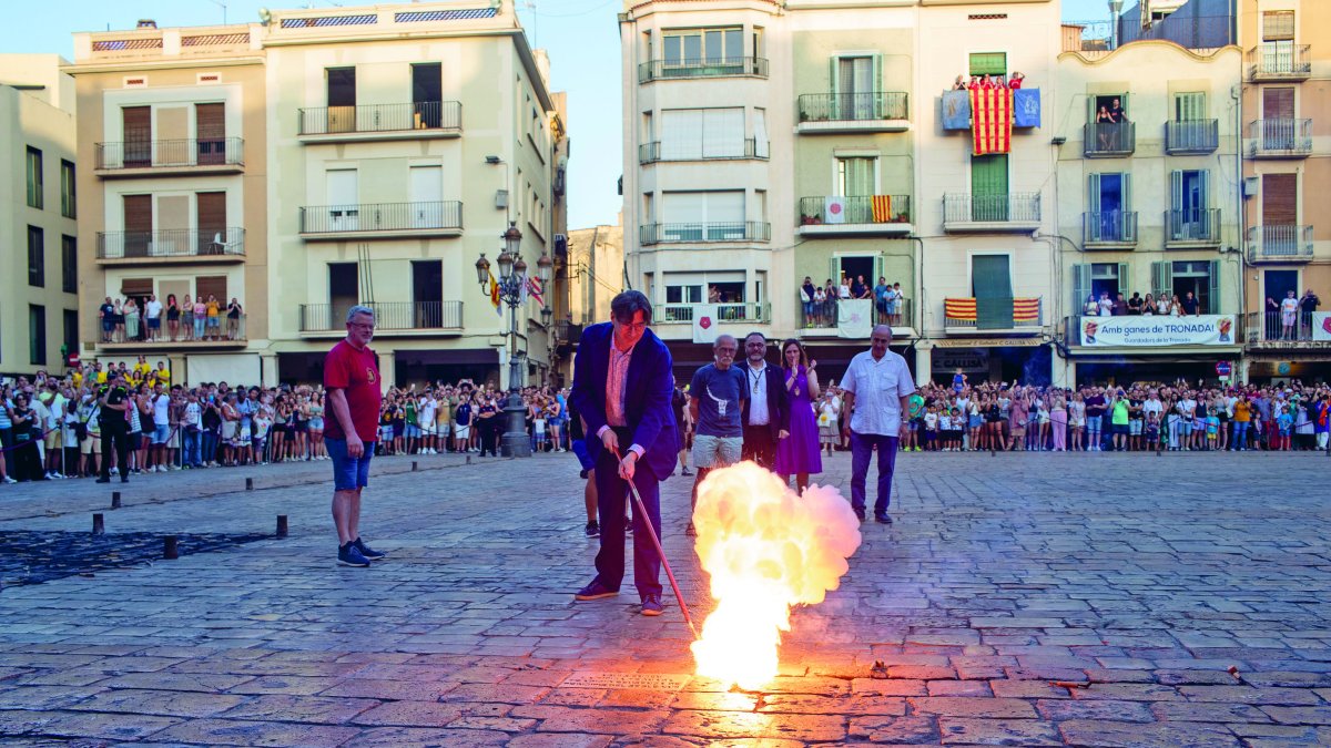La primera jornada de la Fiesta Mayor de Sant Pere 2025 estuvo marcada por el pregón de Josep Maria Casas y la encendido de la primera Tronada.