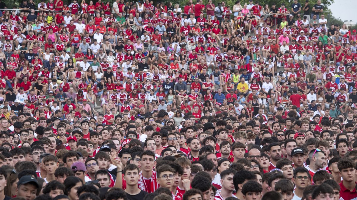 Milers d’aficionats grana es van apropar a la pantalla del Parc Francolí per animar i patir amb el seu equip.