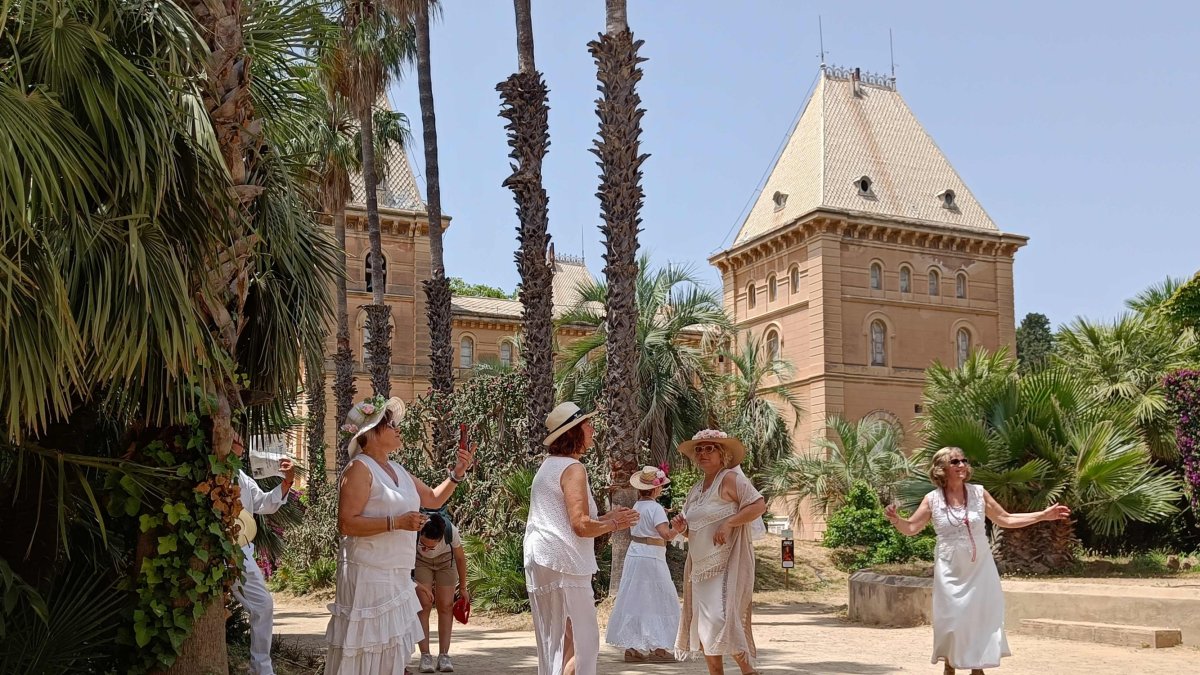 Más del 40% de los visitantes se han vestido de época o íntegramente de blanco al estilo indiano.