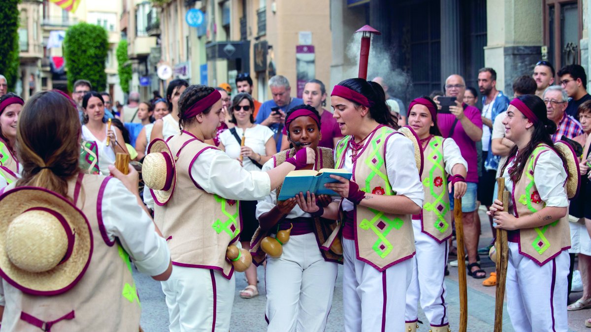 El baile hablado del Ball de Pastorets y los parlamentos del Ball de Gitanes provocaron las risas de los asistentes.