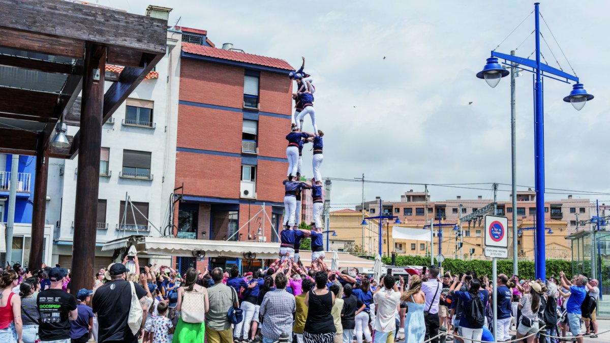 Tres de set dels Xiquets del Serrallo fet a les festes del 2024.
