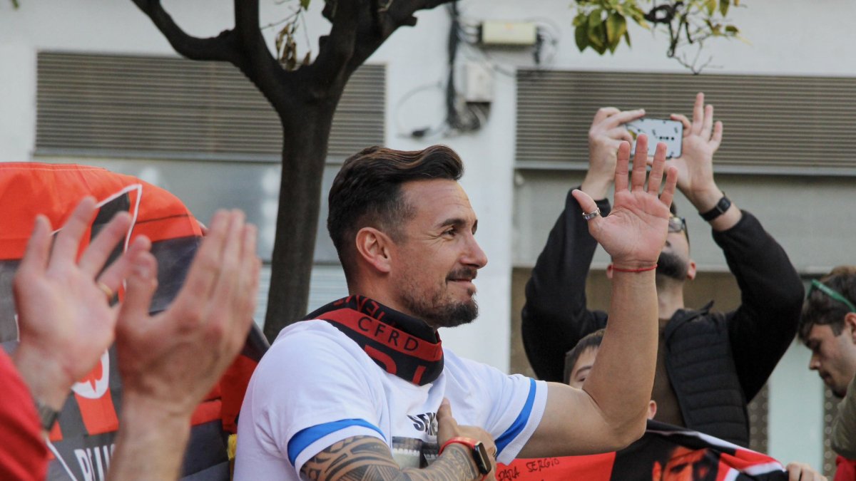 El técnico Marc Carrasco durante la celebración del ascenso.