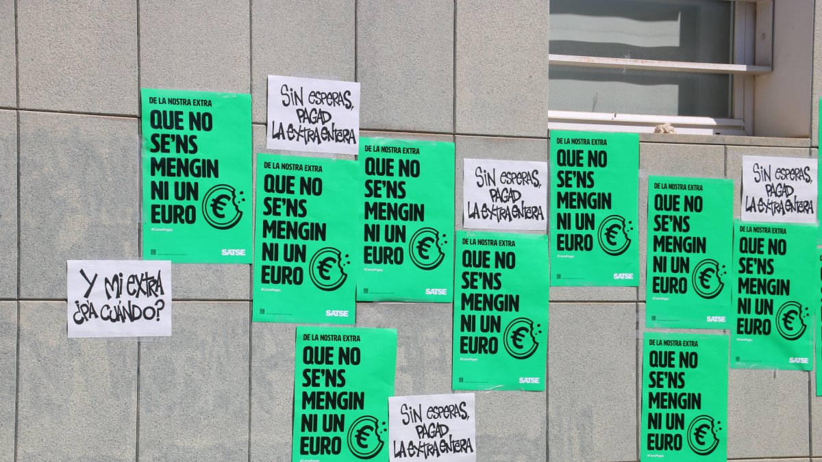 Carteles en el CAP de la Bordeta-Magraners de Lleida contra los recortes de las pagas extras de sanitarios.