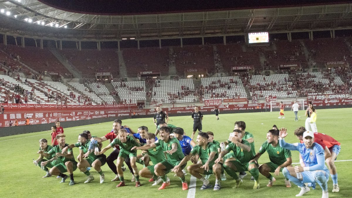 Imagen de los jugadores del Nàstic después del triunfo en el campo del Real Murcia.