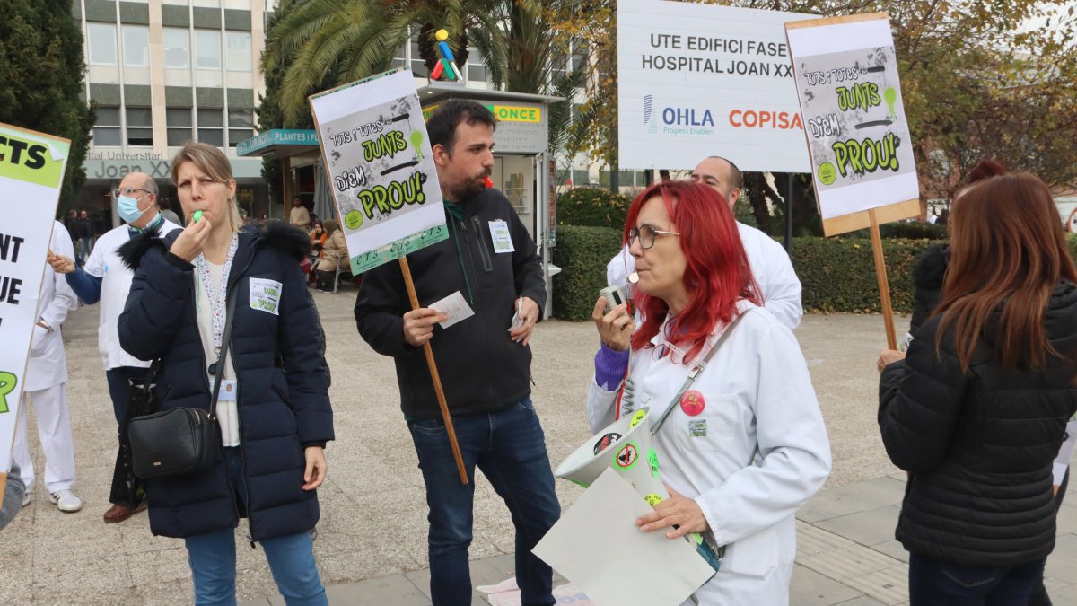 Imatge d’arxiu d’un grup d’infermers protestant davant l’Hospital Joan XXIII el desembre del 2023.