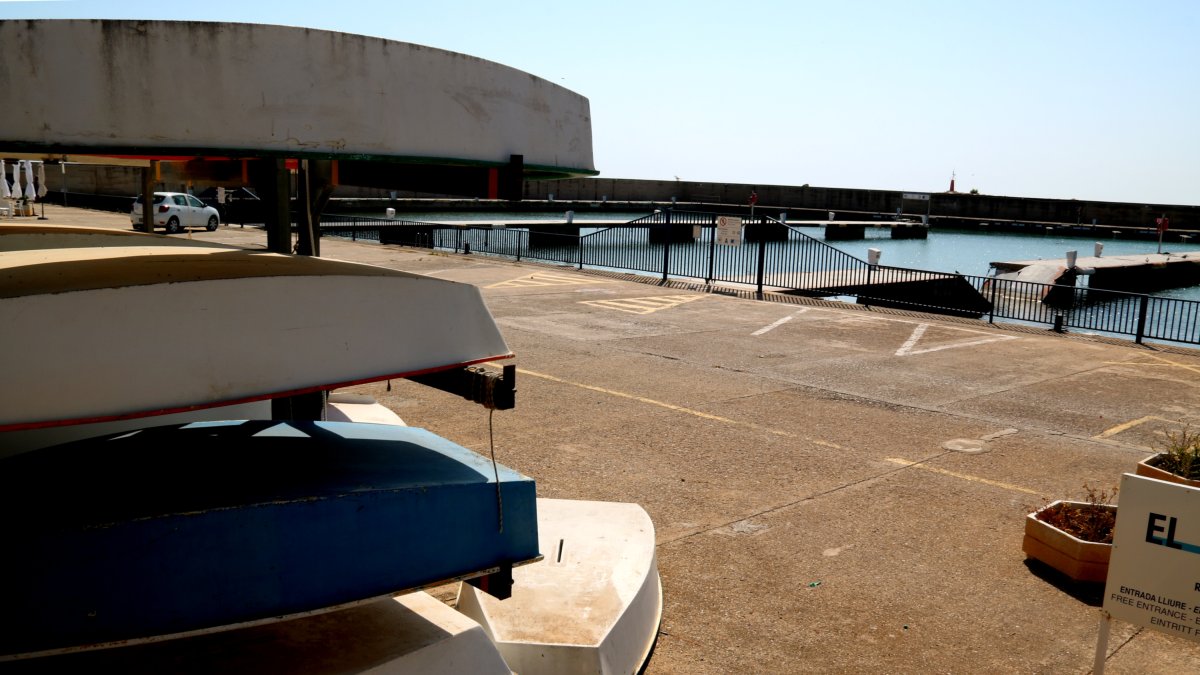 Barques a terra davant del port esportiu de les Cases d'Alcanar buit.