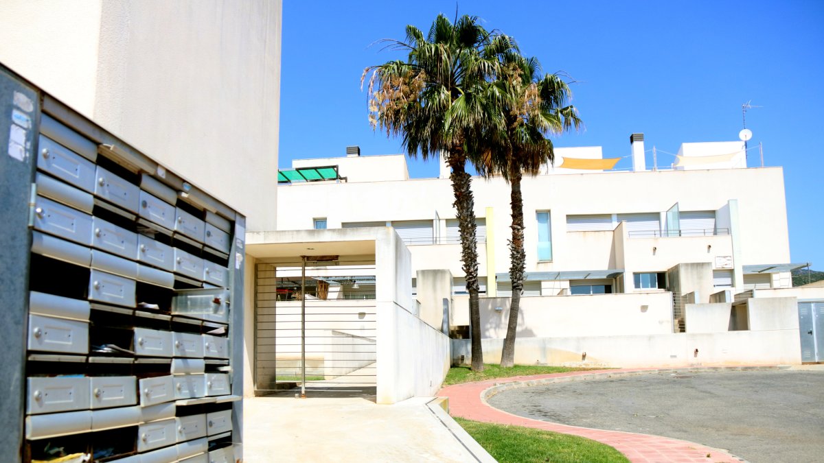 Acceso principal del complejo de apartamentos ilegales de Turov en la urbanización de Serramar, de Alcanar Platja.