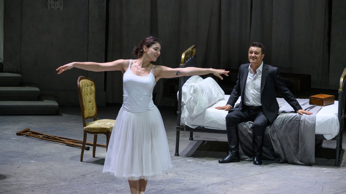 Asmik Grigorian, en el papel de Rusalka, y Piotr Beczała, como el Príncipe, en un momento de la ópera 'Rusalka' en el Gran Teatre del Liceu.