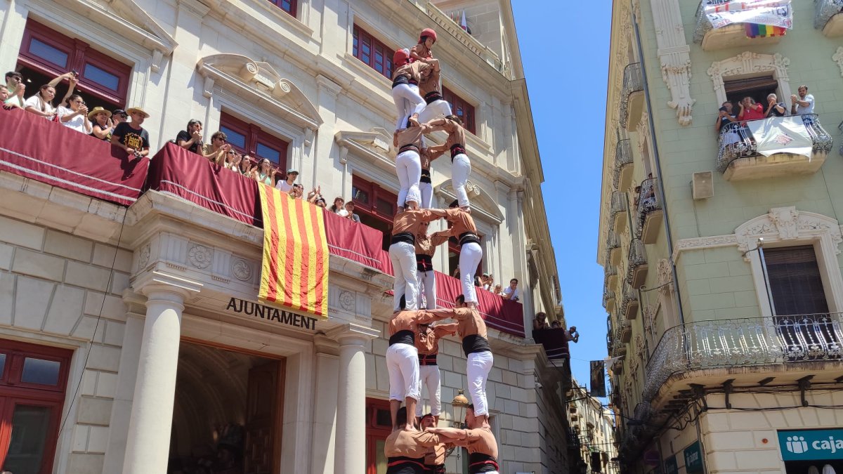 Fotografia del 3 de 8 dels Xiquets de Reus durant la Diada de lluïment de Sant Pere a Reus