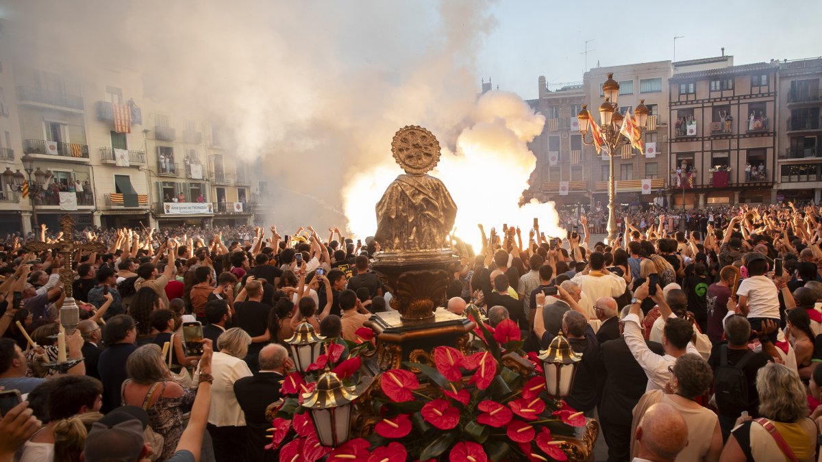 El busto de Sant Pere contemplando cómo reventaban esta noche la última Tronada en su honor en la plaza del Mercadal de Reus.
