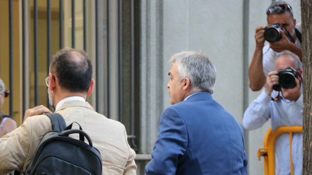 L'exsecretari d'Organització del PSOE, Santos Cerdán, i el seu advocat, Benet Salellas, a l'entrada al Tribunal Suprem