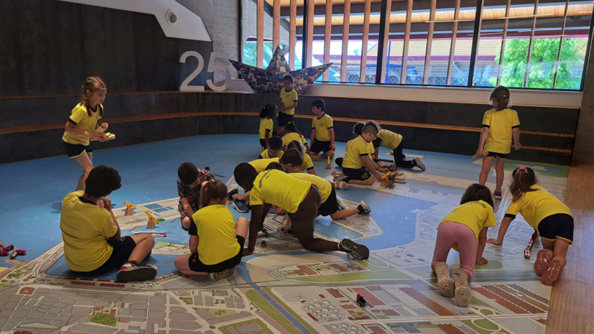 Diversos nens gaudint d'una activitat al Museu del Port.