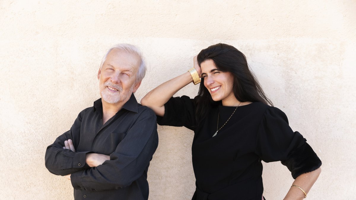 Sara Dowling i Ignasi Terraza Trio oferiran un show musical.