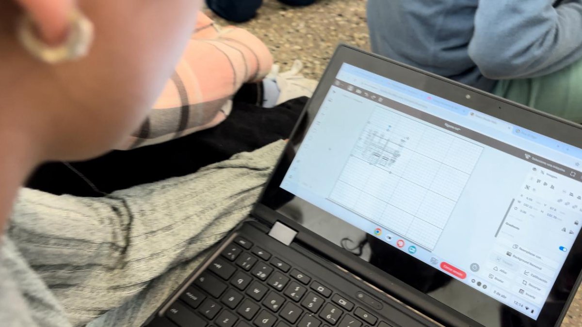 Una alumna, fent servir la maquinària facilitada per prototipar el seu projecte.