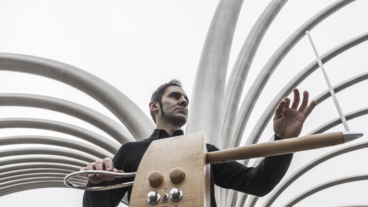 El músico Javier Díez con el instrumento musical denominado theremin.