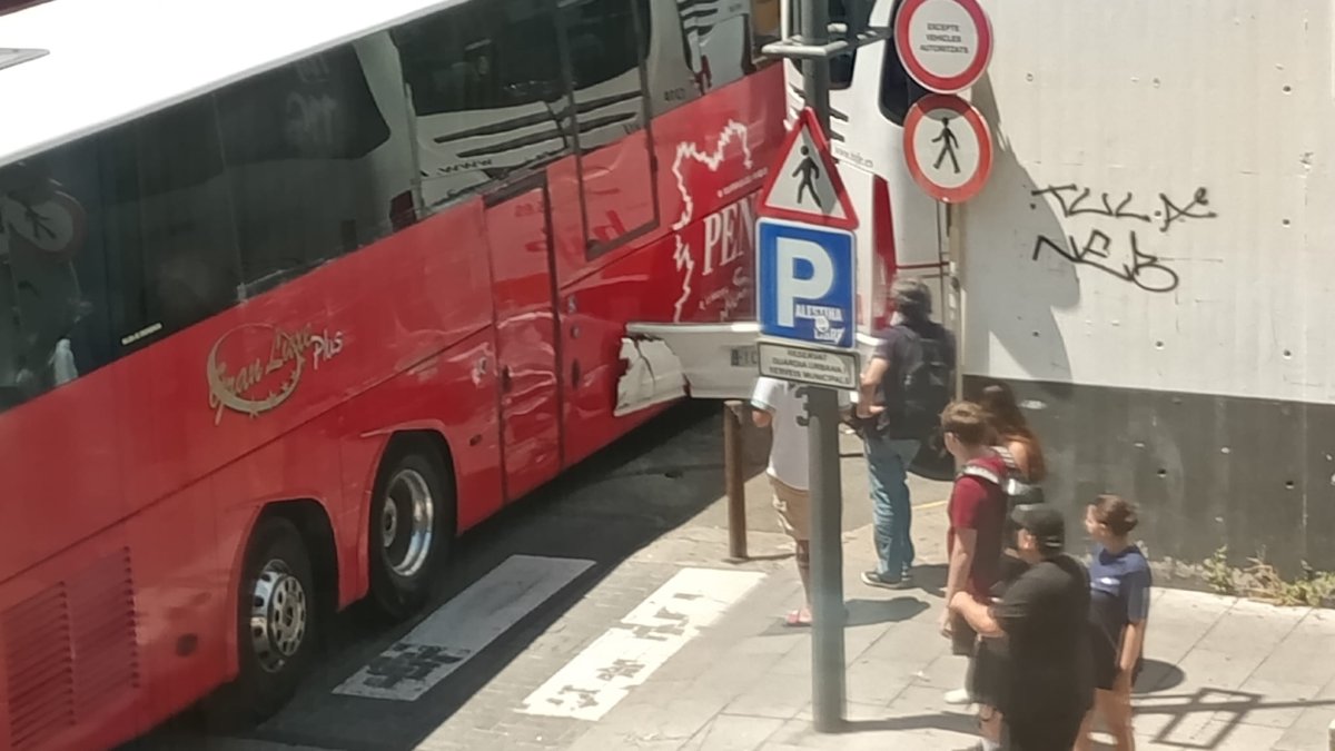 Imatge de l'autobus accidentat a Tarragona.