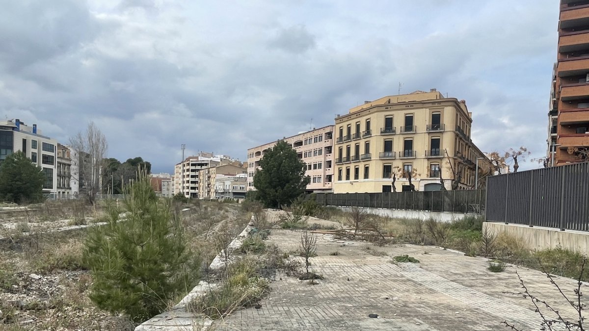 Terrenos de Renfe donde el Ayuntamiento de Tortosa proyecta un aparcamiento con zona ajardinada