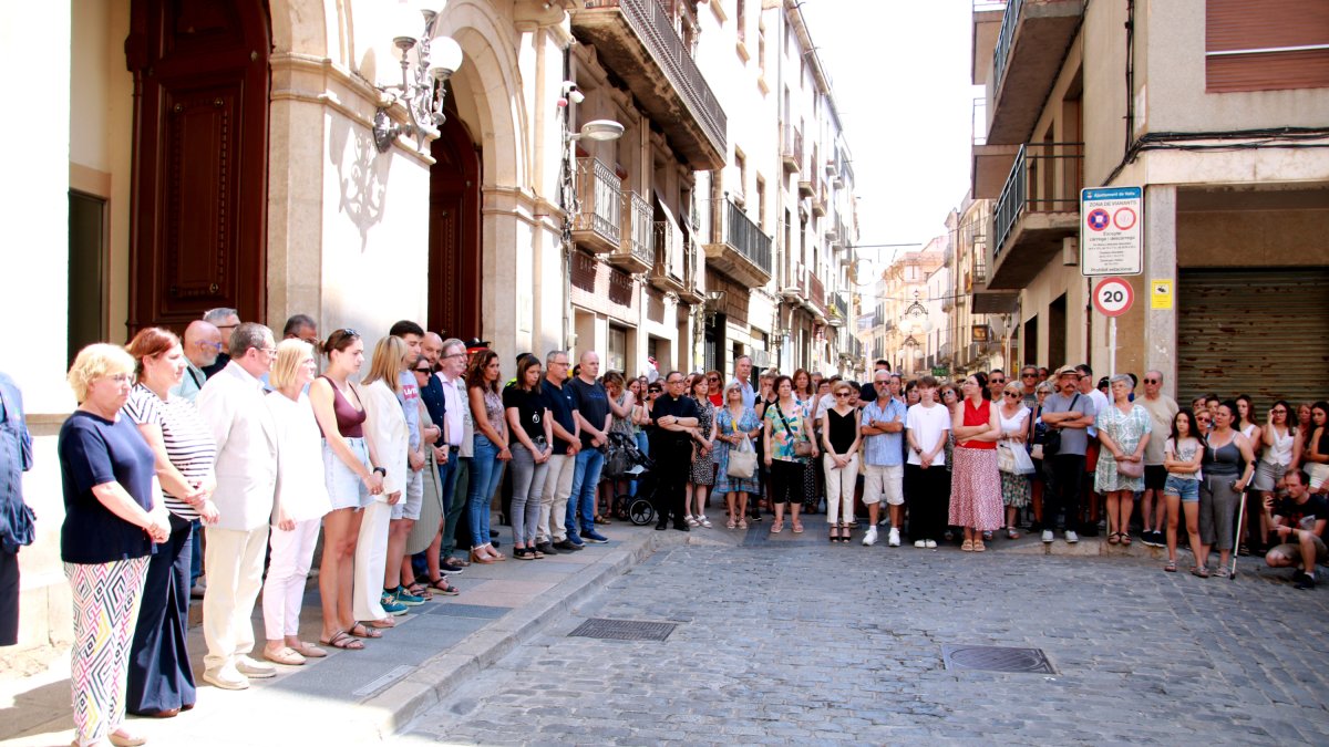 Autoritats i veïns de Valls en el minut de silenci per recordar el menor mort.