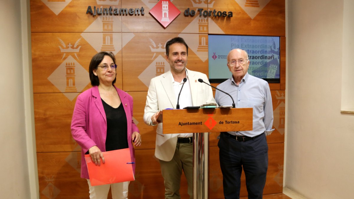 La regidora Maria Jesús Viña, l'alcalde Jordi Jordan, i el regidor Francesc Vallespí, en roda de premsa a l'Ajuntament de Tortosa.