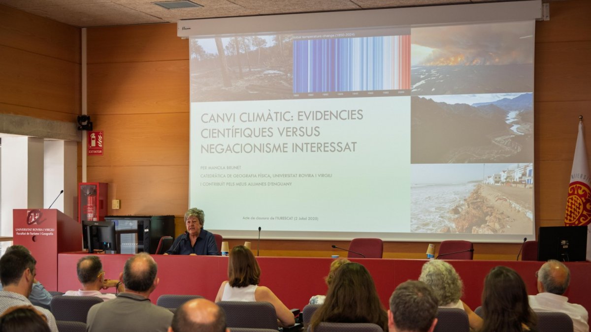 La profesora de la URV, Manola Brunet, en la lección realizada en el Aula Magna de la Facultad de Turismo y Geografía.