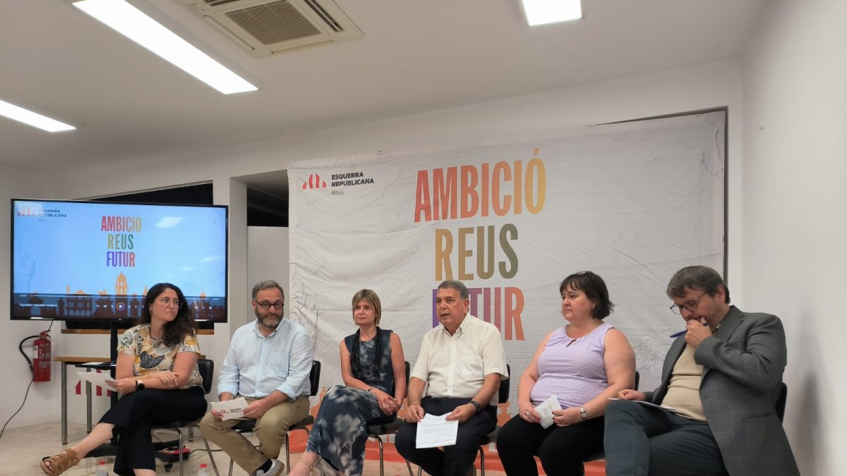 Els regidors de govern d’ERC Reus i el portaveu de l’executiva local, Carles Prats.