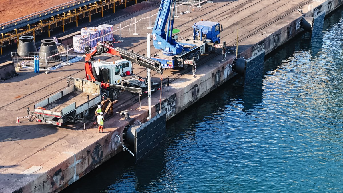 Les nuevas defensas permitirán absorber un mayor impacto de los barcos durante la maniobra de atraque.