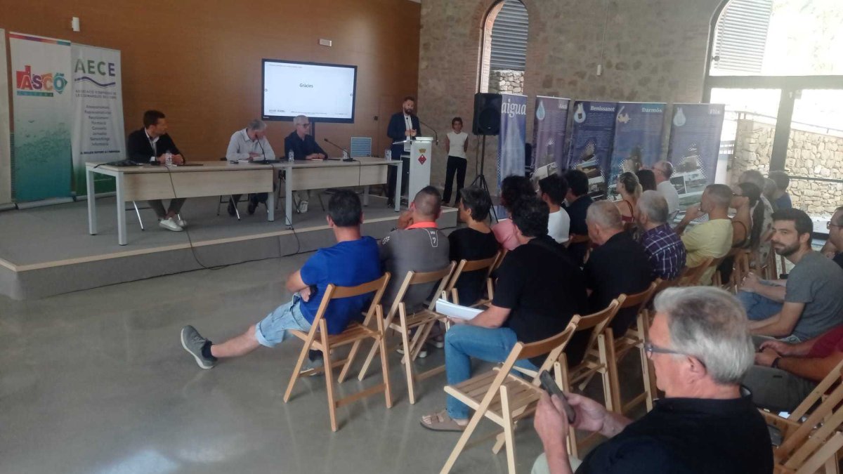 Una trentena de persones van participar a la sessió informativa.