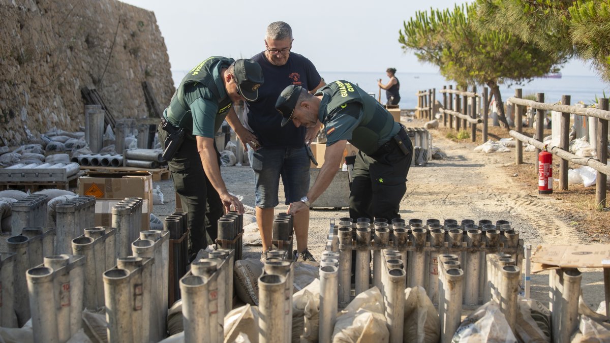 Varios agentes de la Guardia Civil inspeccionan la zona de la pirotecnia cada día antes y después del concurso.