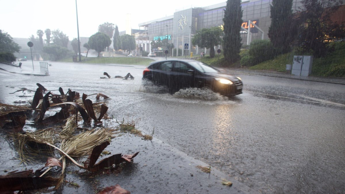 Inundaciones y ramas caídas en Vidal i Barraquer durante la tormenta.