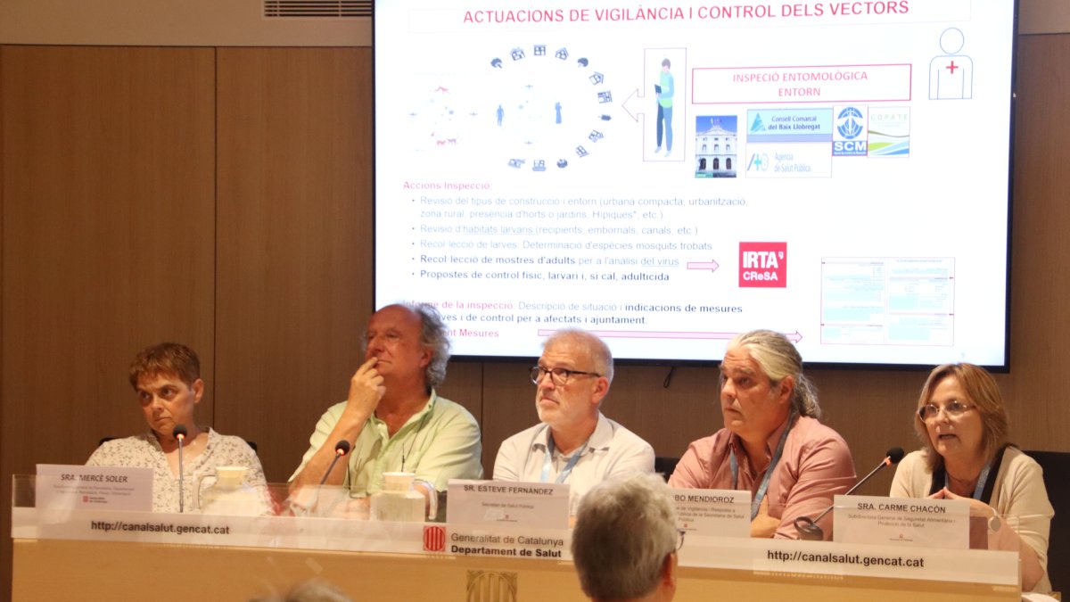 Los representantes de Salut Pública y otros departamentos de la Generalitat durante la rueda de prensa sobre el arbovirosi.