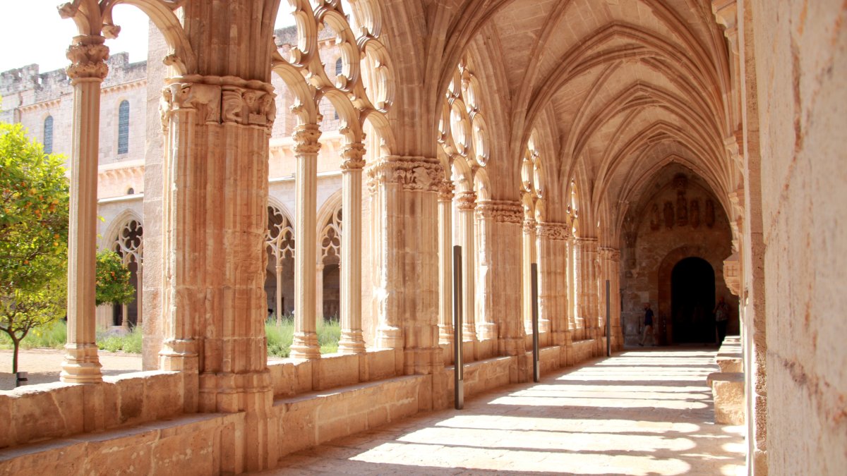 Claustre gòtic del Reial Monestir de Santes Creus després de la restauració.