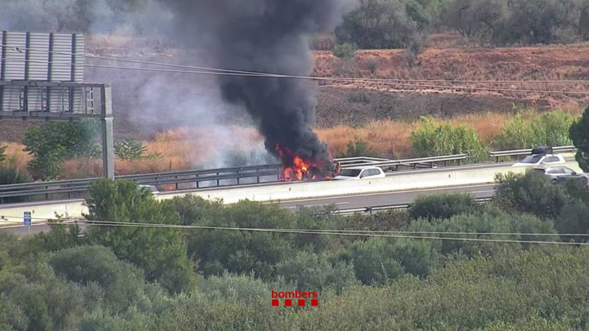 Imatge de l'incendi a l'AP-7