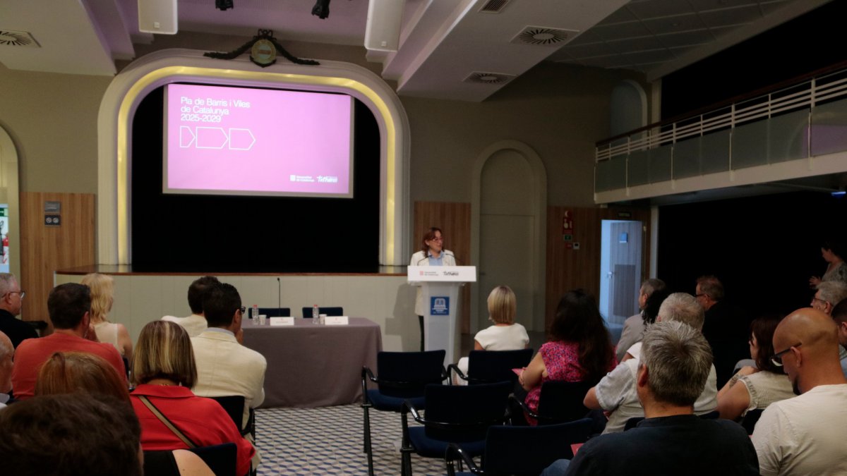 La consellera Paneque, durante el encuentro con autoridades del Campo de Tarragona para presentar el plan de Barrios y Villas de Cataluña