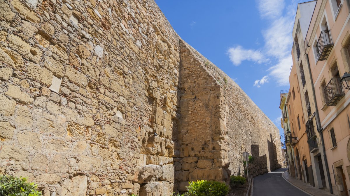Imagen de la Muralla romana de Tarragona en el tramo adyacente a la bajada del Roser, donde|dónde se llevarán a cabo las obras