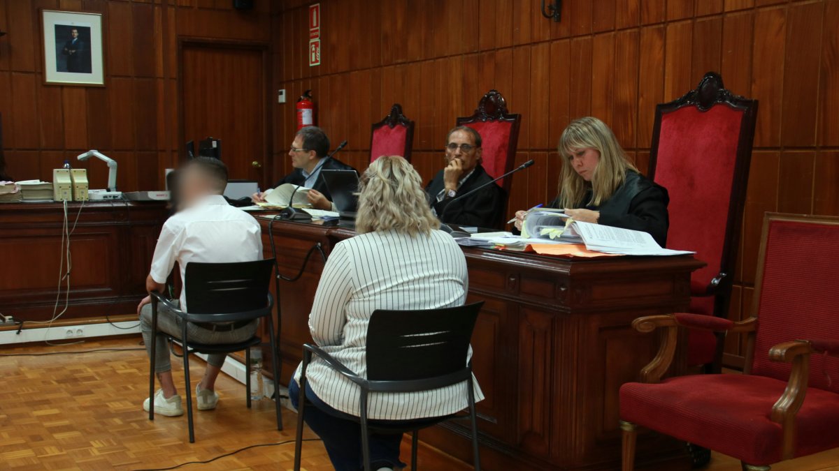 Los padres del menor al inicio del juicio en la Audiencia de Tarragona. 