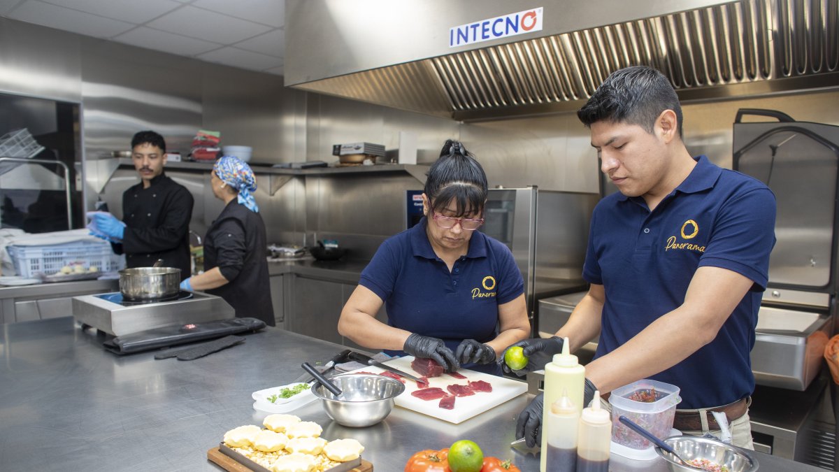 Fotografia de participants preparant tapes pel Concurs de Tapes, Pintxos i Tastets Joan Pedrell.