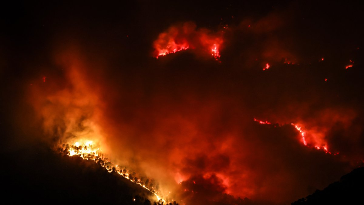 Les flames que cremen a l'incendi de Paüls a la zona del Parc Natural dels Ports.