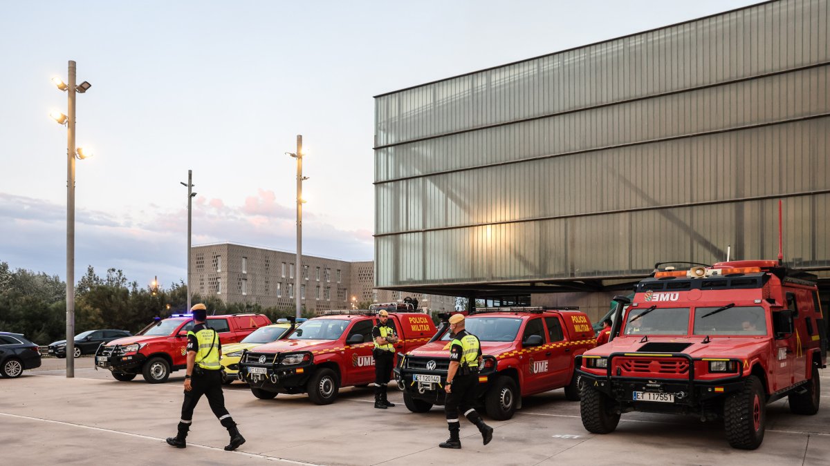 Agentes del UME en el Centro de Mando Avanzado situado en Tortosa.