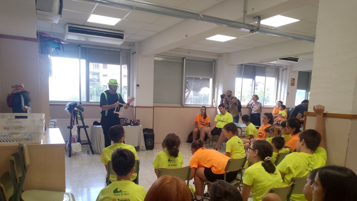 Els usuaris del casal Todos en Azul durant un espectacle.