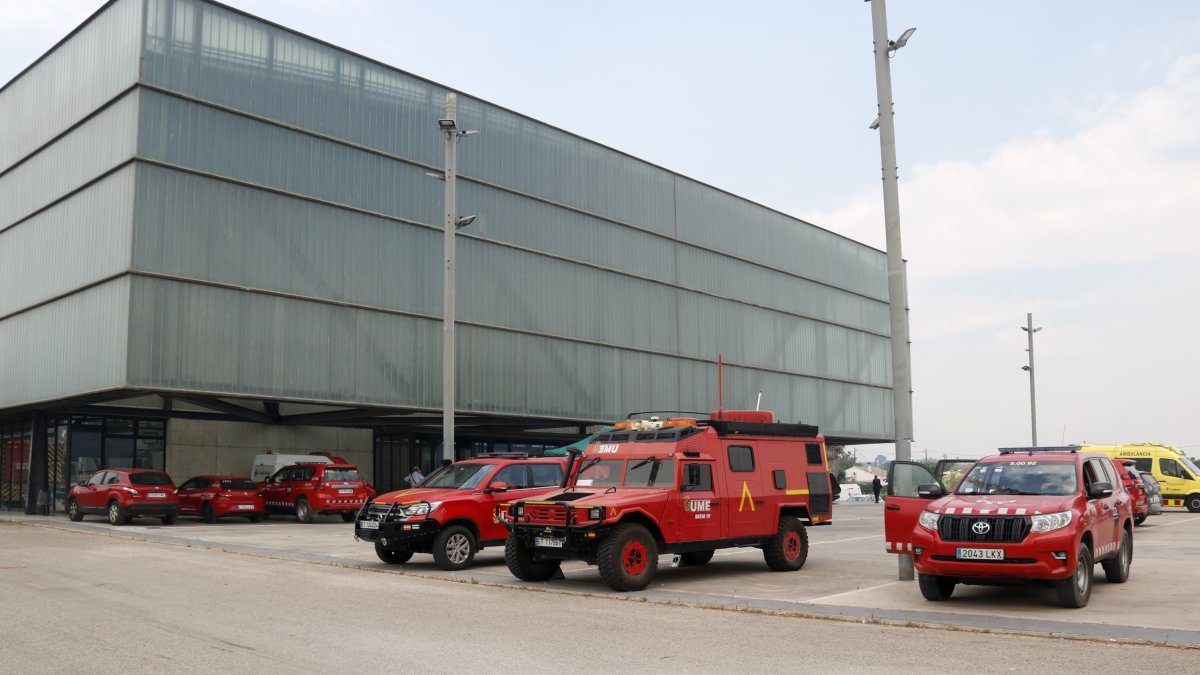 Vehículos del UME y de Bombers delante del centro de mando del incendio en el pabellón ferial de Remolins de Tortosa.