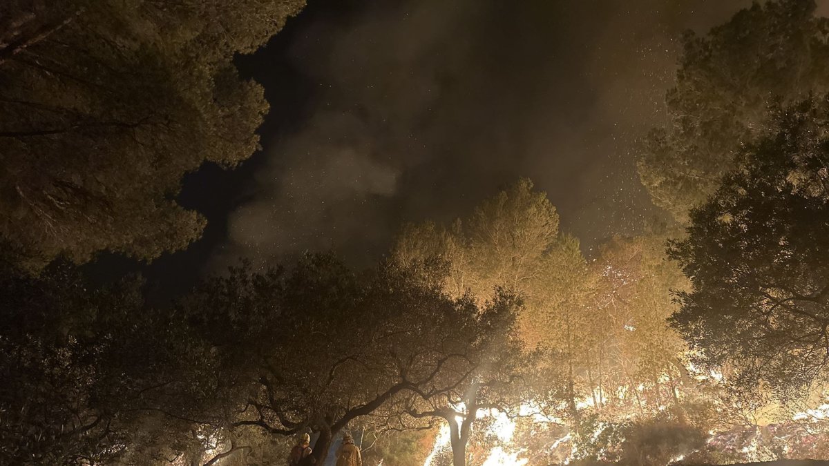 Maniobres de foc tècnic per definir ben bé el perímetre de l'incendi de Paüls.