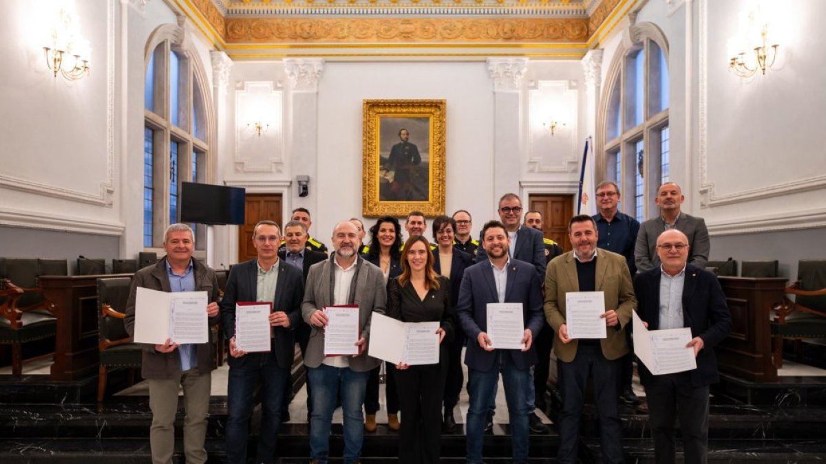 Firma del convenio de cooperación por la app de seguridad.