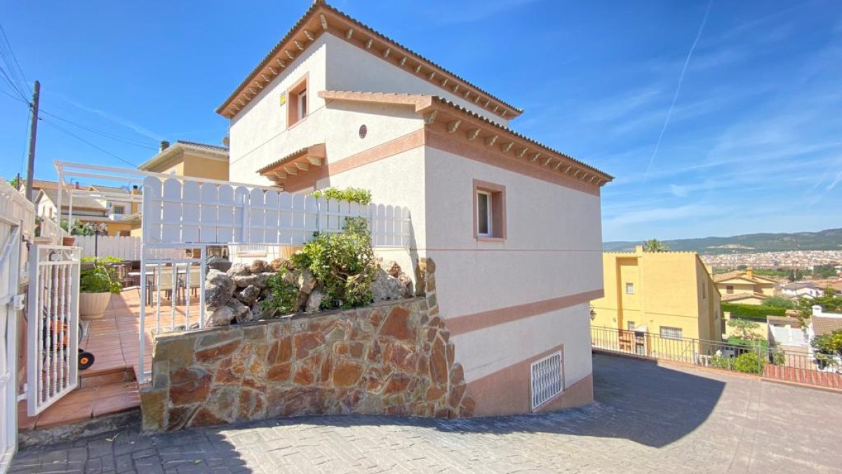 Imagen del chalet que se subasta por un euro en el Vendrell.