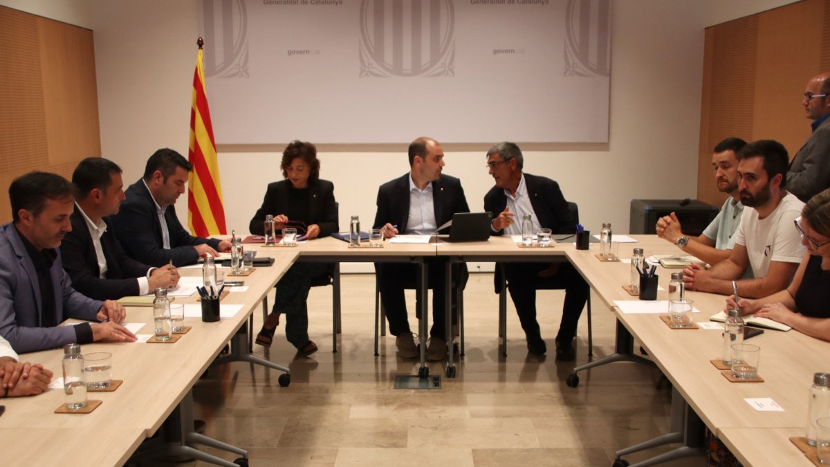 El conseller de la Presidència, Albert Dalmau, acompanyat pel Delegat del Govern a les Terres de l'Ebre, Joan Castor, en la reunió amb els alcaldes afectats per l'incendi de Paüls.
